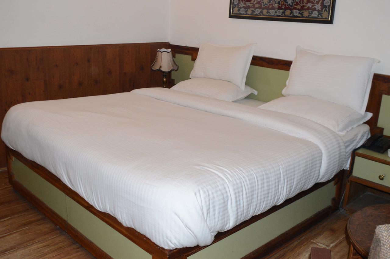 Standard Hotel And Resturant Srīnagar Zewnętrze zdjęcie