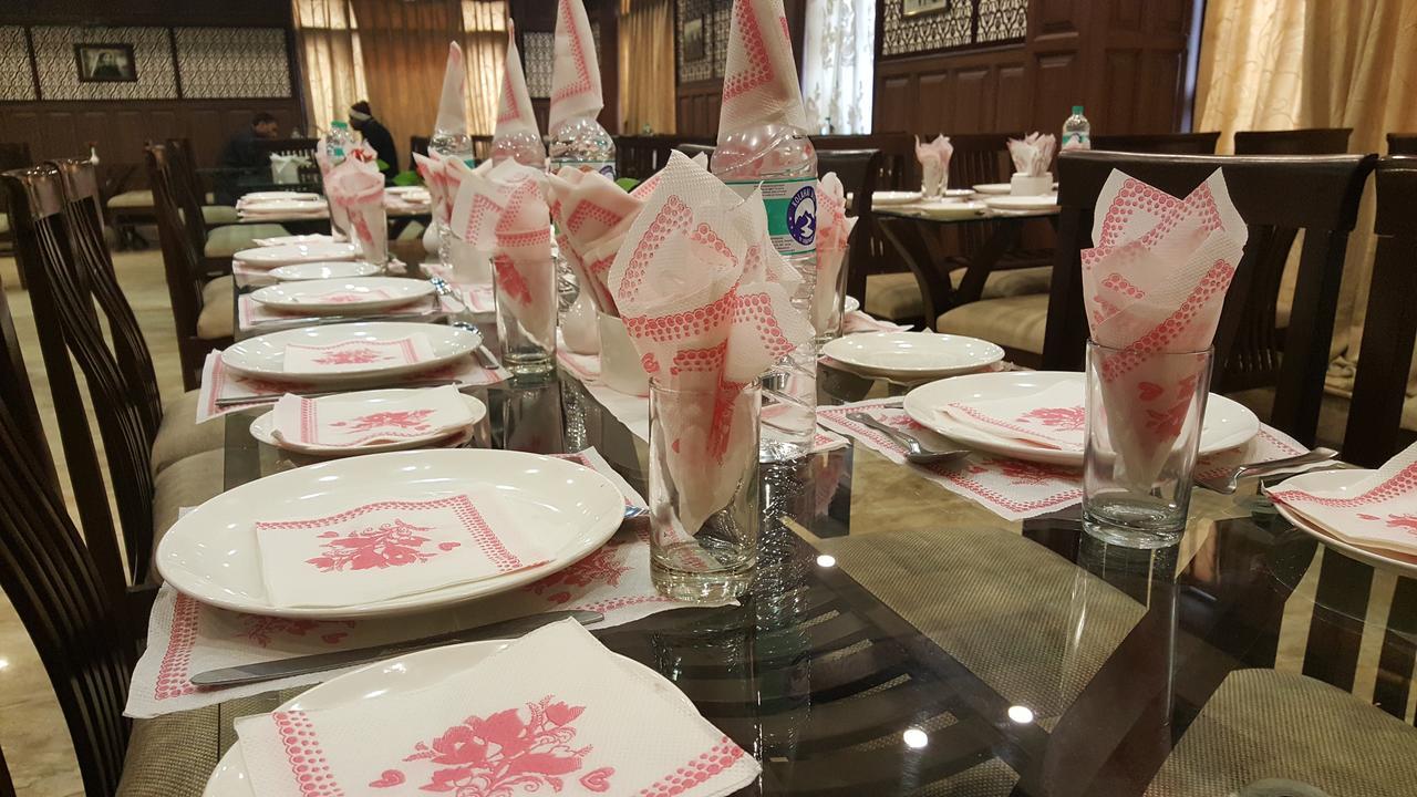 Standard Hotel And Resturant Srīnagar Zewnętrze zdjęcie