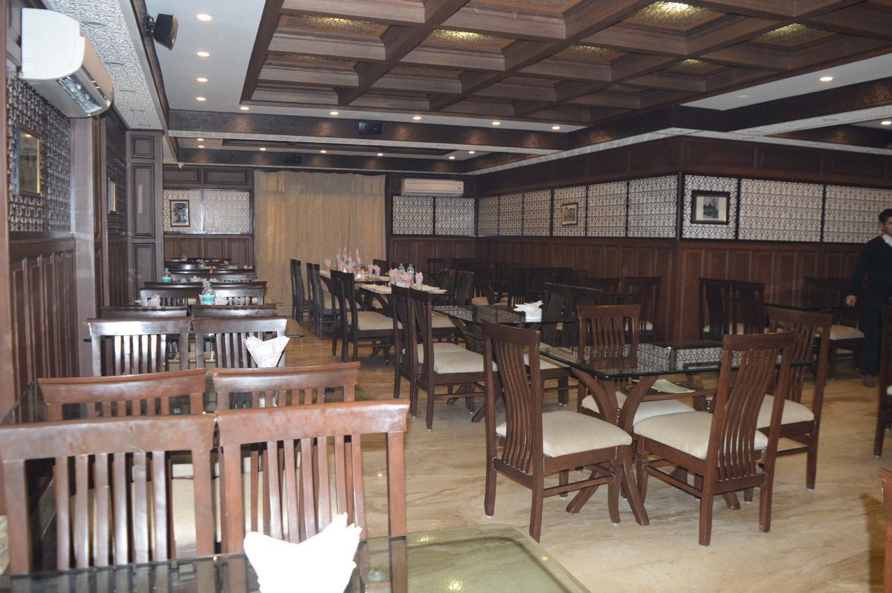 Standard Hotel And Resturant Srīnagar Zewnętrze zdjęcie