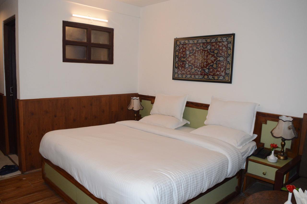 Standard Hotel And Resturant Srīnagar Zewnętrze zdjęcie